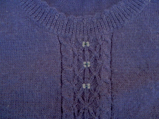 familiar　ファミリア　ニットベスト ネイビー　丸首　ケーブル編み模様　ビーズ飾り　ウール５０％　１３０_画像4