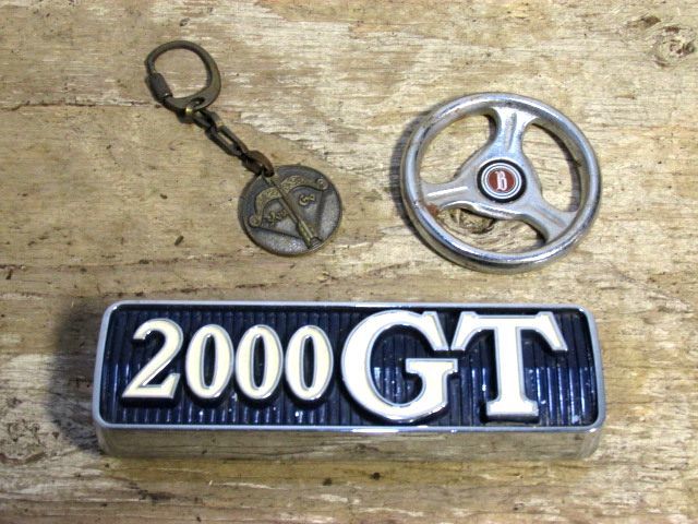 70 period emblem rear 2000GT Nissan Bluebird corkscrew key holder 3 point 