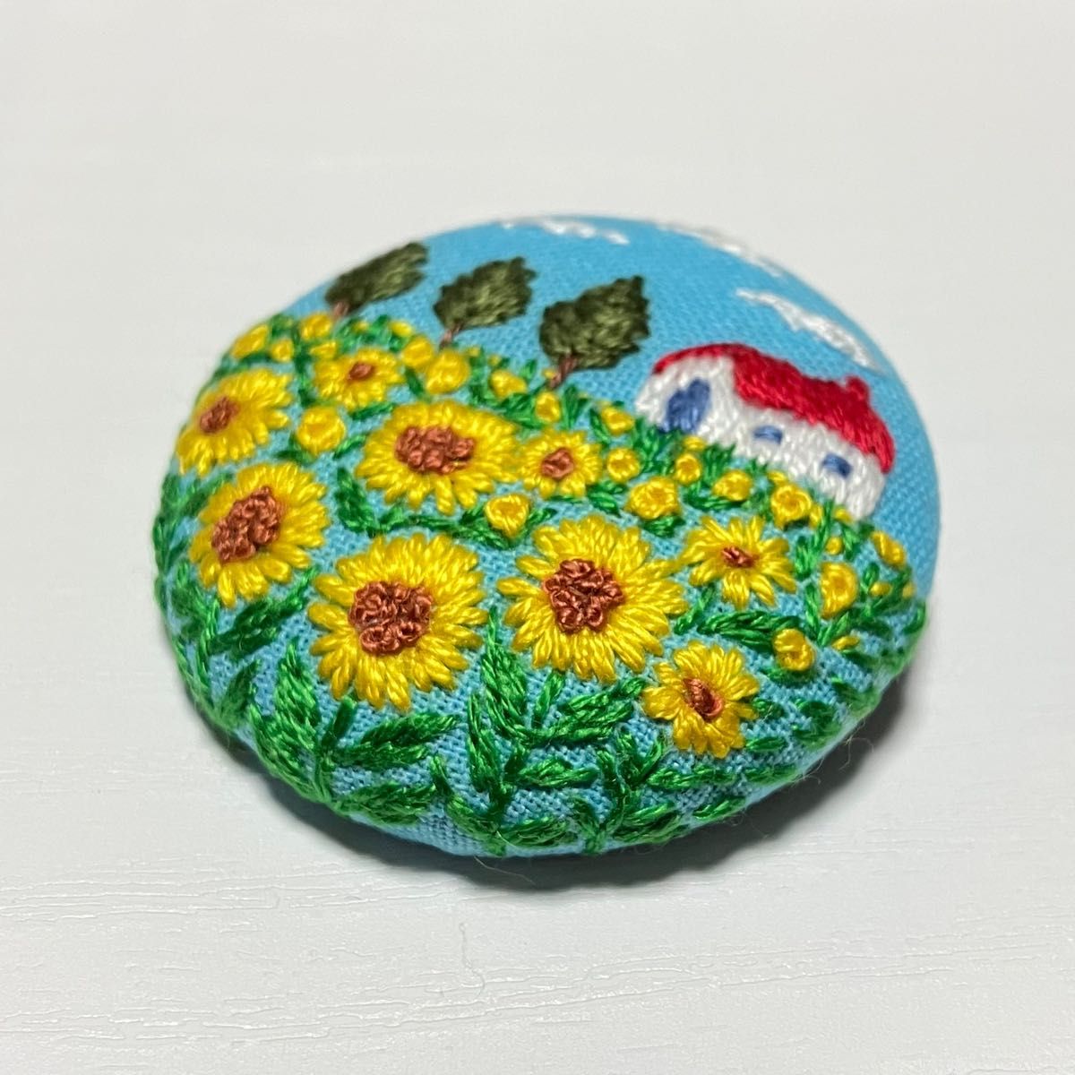 【B297】ひまわり畑刺繍ブローチ くるみボタン ハンドメイド
