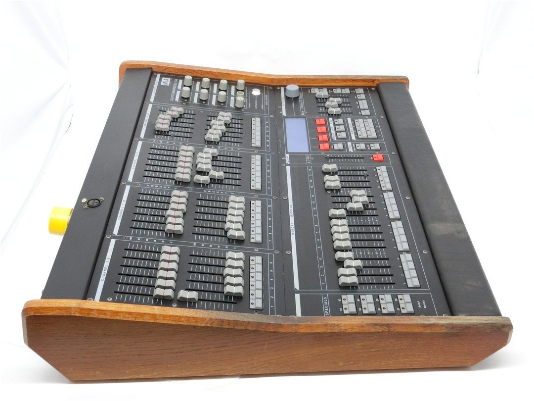 中古 業務音響機器 メーカー不明 本体のみ 通電します 動作不明 中古 業務音響機器 メーカー不明 本体のみ 通電します 動作不明