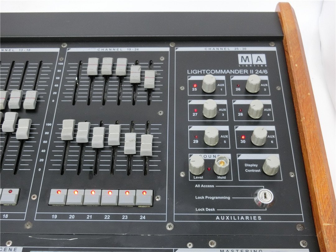 中古 業務音響機器 メーカー不明 本体のみ 通電します 動作不明 中古 業務音響機器 メーカー不明 本体のみ 通電します 動作不明
