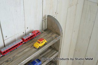 M&M　スタンド付きプラレールとトミカの飾り棚（W60×9段） 1　お子様のお片づけトレーニングに_棚板彫り込んだ溝がズレを防止します