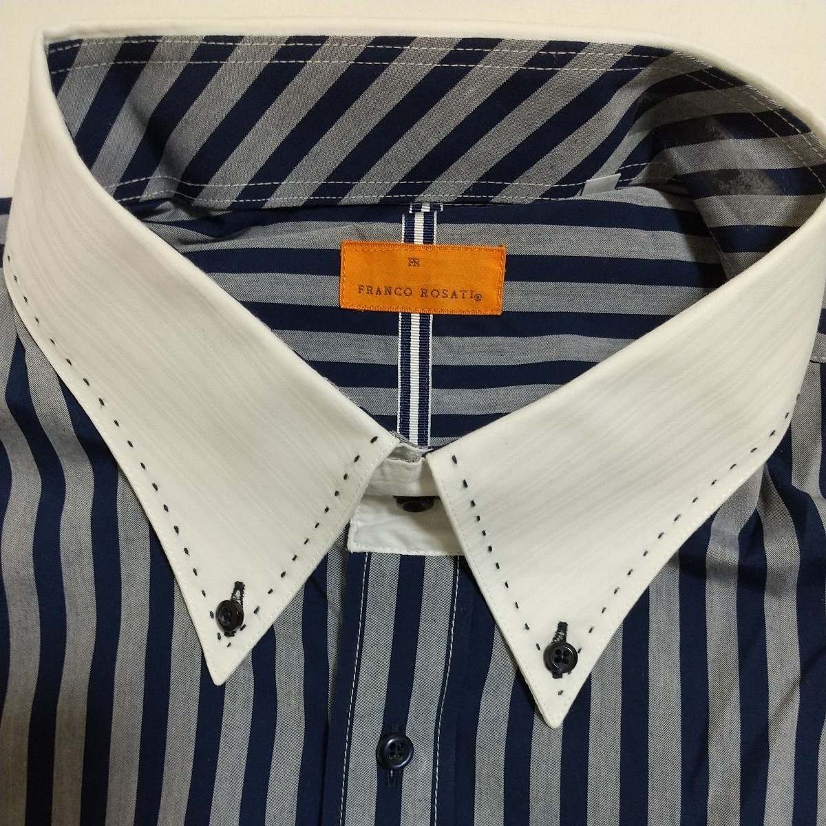 ノーブランド デザインシャツ ドレスシャツ ボタンダウン シャツ 大きいサイズ 美品 長袖 ６Ｌ 美品 紺白グレー ストライプ_ステッチがきいています。