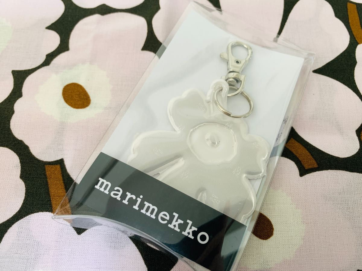 新品未使用！marimekko ウニッコ キーホルダー リフレクター ホワイト-