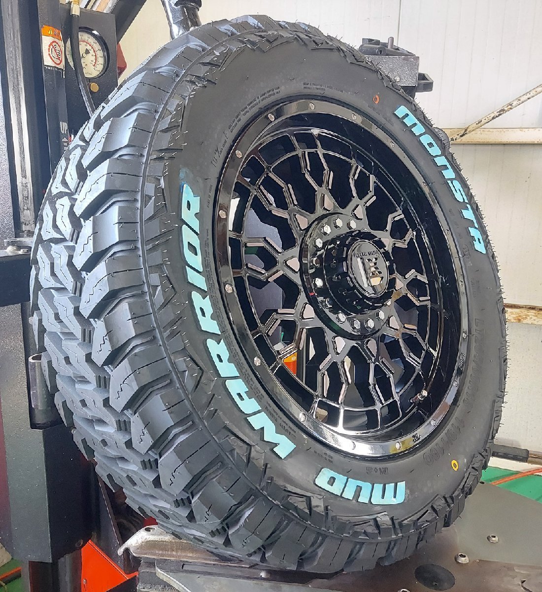 ナビゲーター エスカレード タホ サバーバン18インチ LEXXEL PreDator プレデター モンスタ マッドウォーリアー 285/60R18_画像1