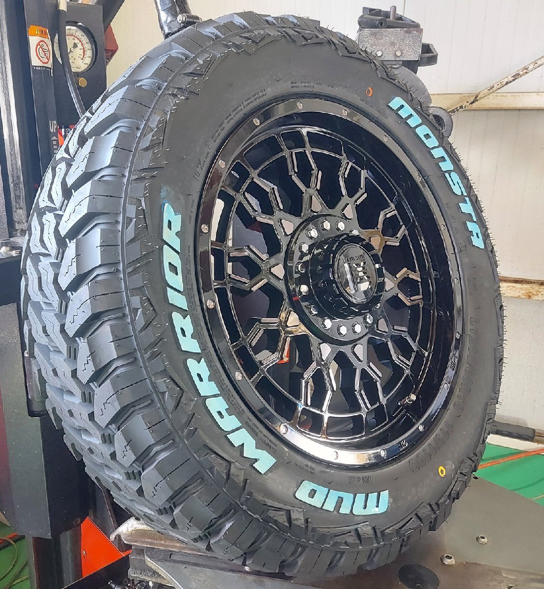 ナビゲーター エスカレード タホ サバーバン18インチ LEXXEL PreDator プレデター モンスタ マッドウォーリアー 285/60R18_画像4