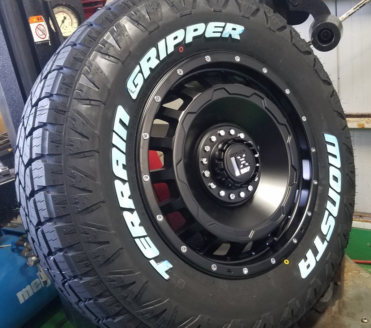 限定 JL JK ラングラー LEXXEL SwaGGer MONSTA TERRAIN GRIPPER 265/65R17 265/70R17 285/70R17 タイヤホイール17インチ ホワイトレター_画像6