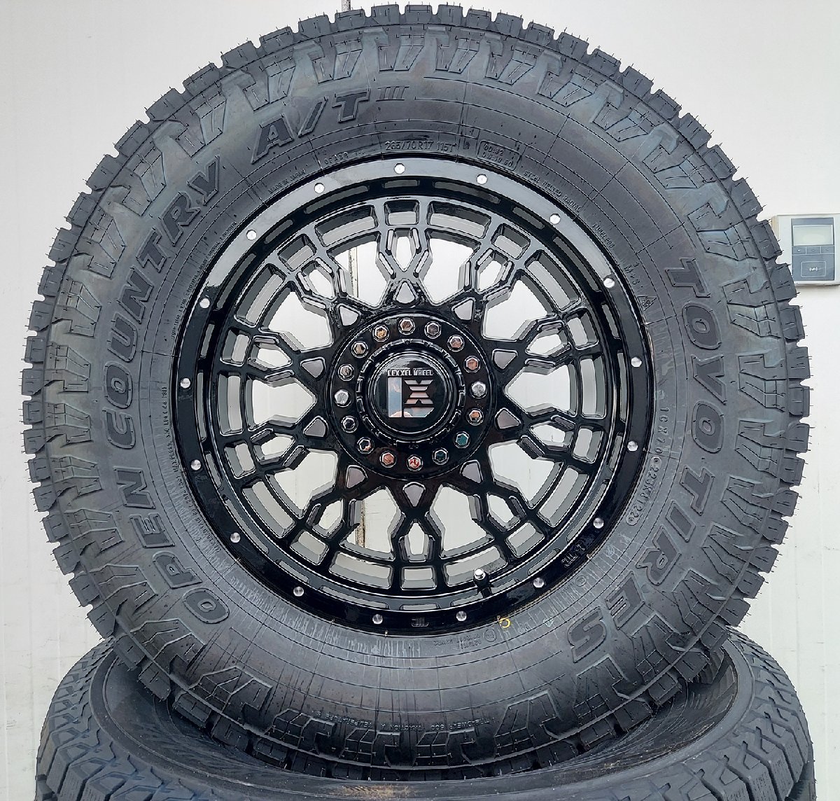 ナビゲーター エスカレード タホ サバーバン18インチ LEXXEL PreDator プレデター TOYO オープンンカントリー AT3 G003 285/60R18_画像3