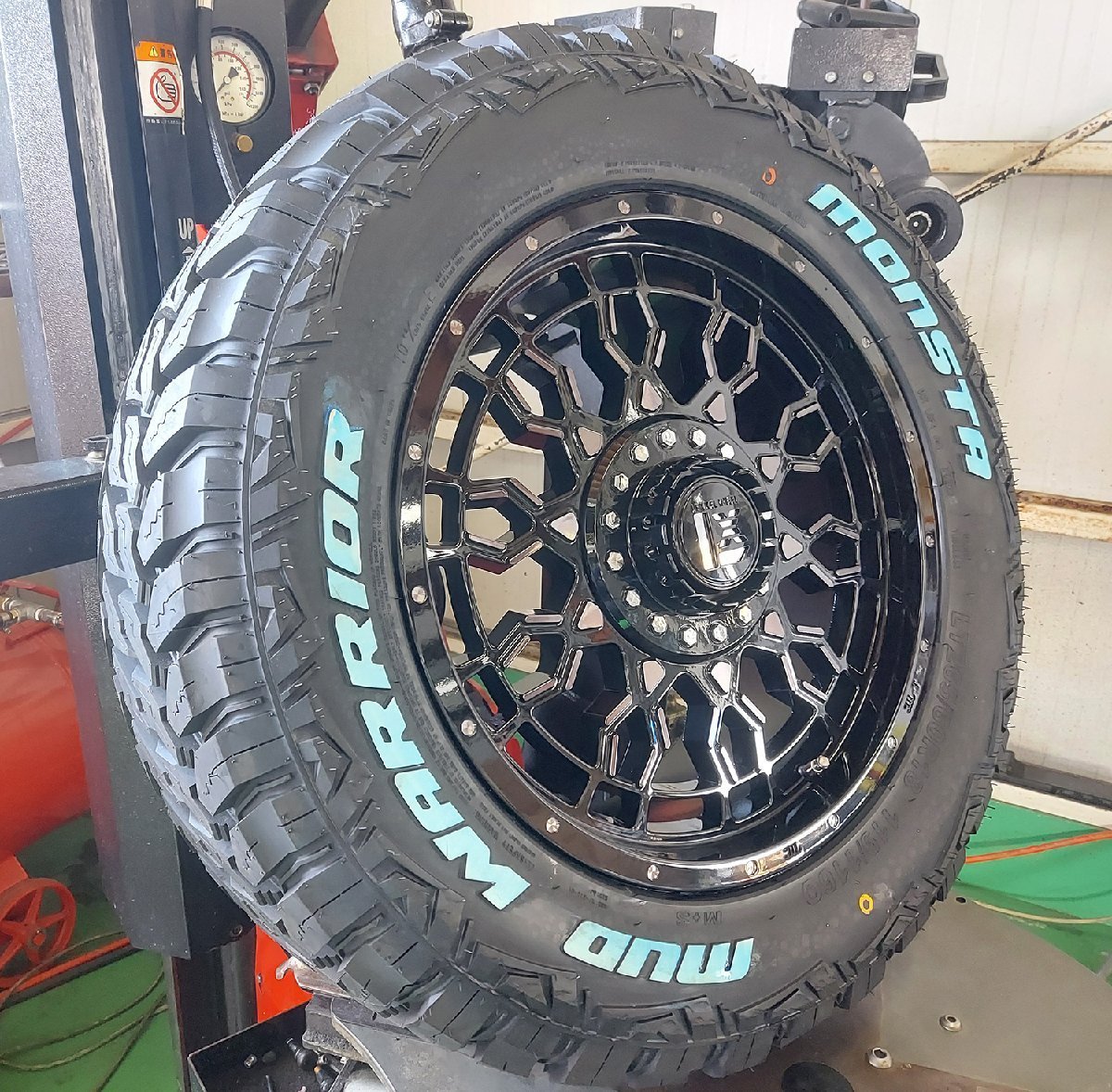 ナビゲーター エスカレード タホ サバーバン18インチ LEXXEL PreDator プレデター モンスタ マッドウォーリアー 285/60R18_画像1