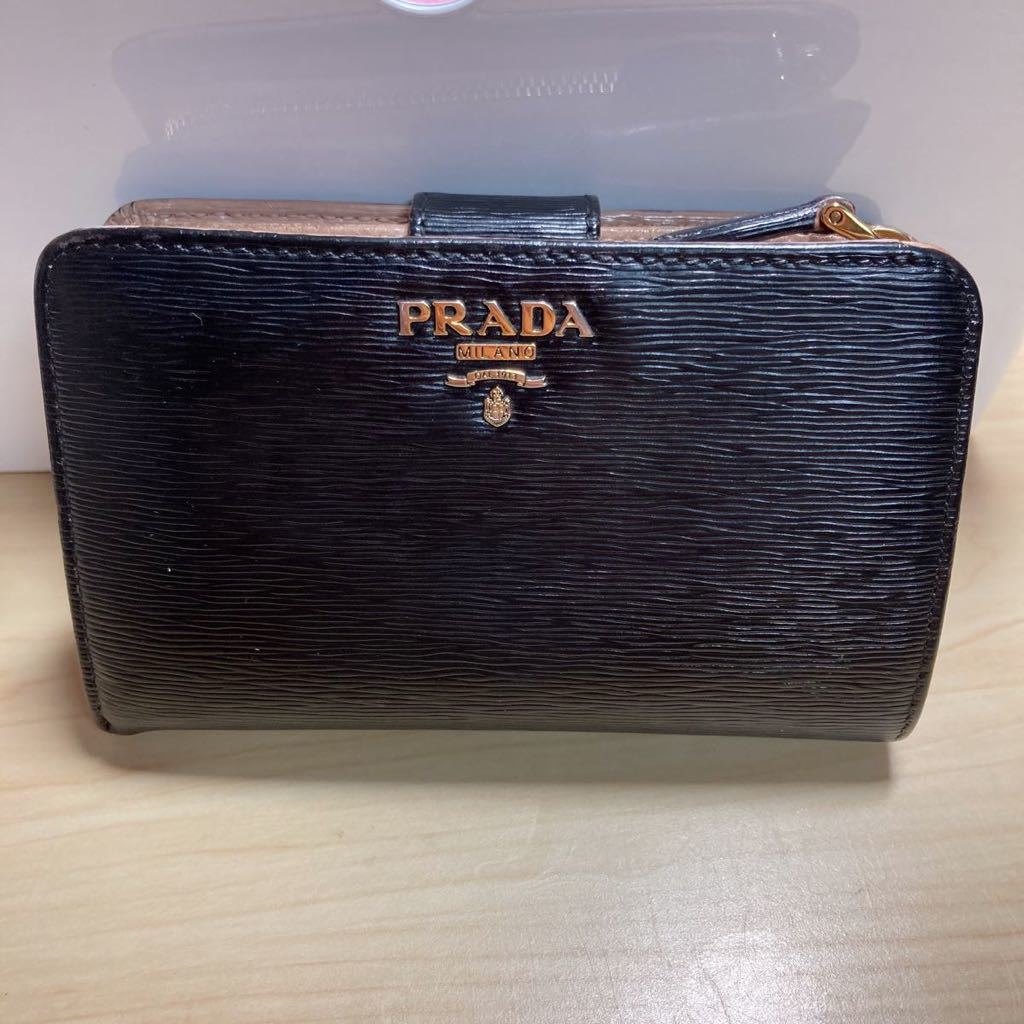 プラダ　財布　レディース　PRADA 二つ折り　レザー　サフィアーノ　革　ブラック　ブランド　定番　人気　シンプル　コンパクトウォレット