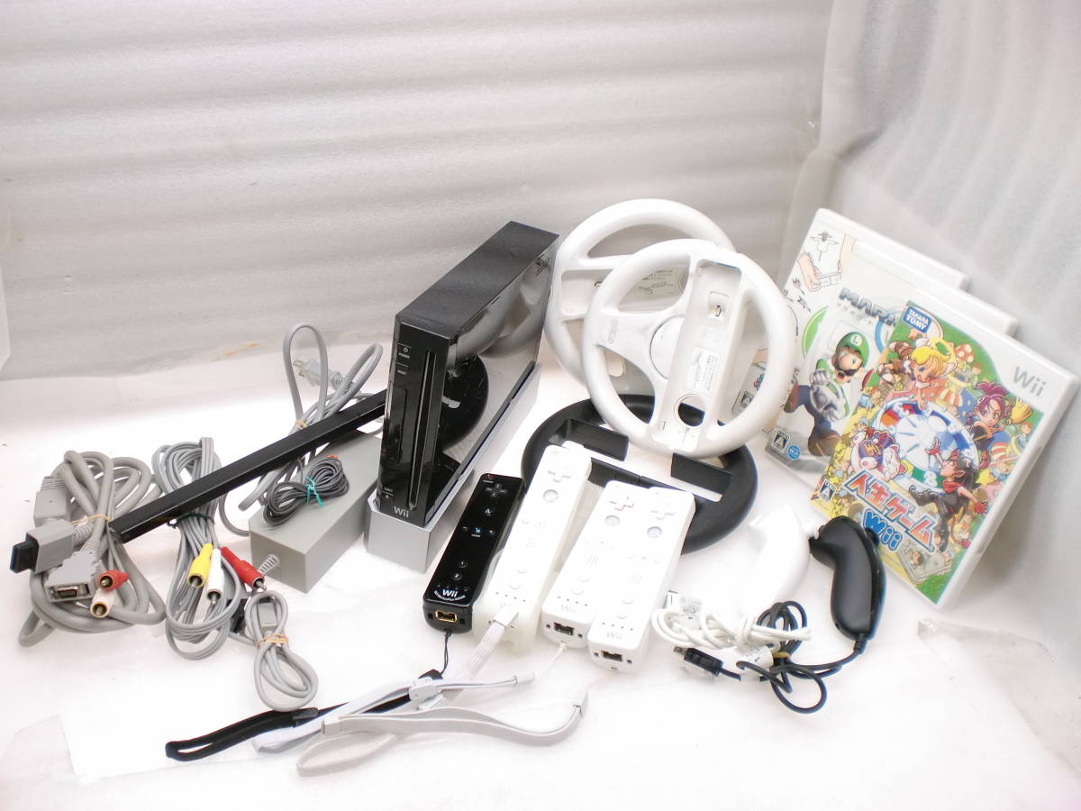 2303191　Wii本体　マリオカート　人生ゲーム　リモコン４個　現状品