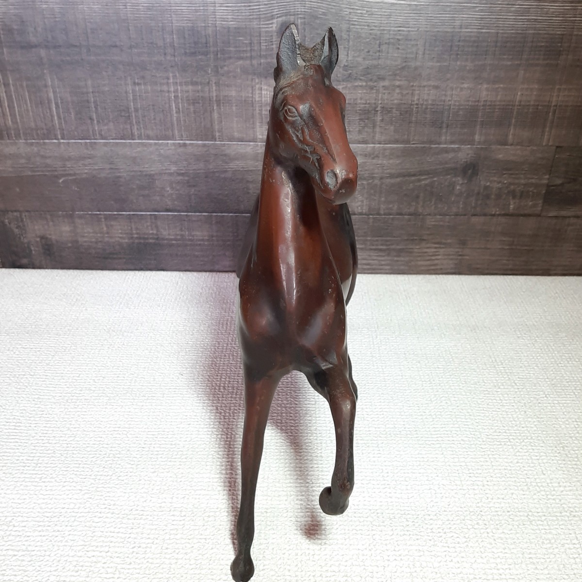 【希少品】鉄製馬 の 置物　奔馬　金属工芸　置物　オブジェ　インテリア　日本　工芸品　美術品馬の置物　鉄製　重量3.5kg　記念 刻印あり_画像2