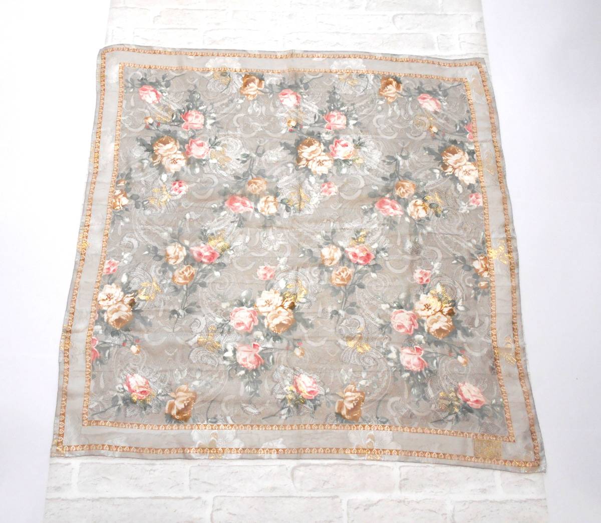 ( postage included! ) LUCIANO SOPRANIru Cheer -noso puller ni gray flower print Jaguar do weave silk chiffon large size scarf made in Japan 