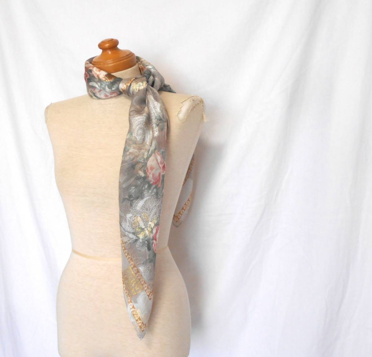 ( postage included! ) LUCIANO SOPRANIru Cheer -noso puller ni gray flower print Jaguar do weave silk chiffon large size scarf made in Japan 
