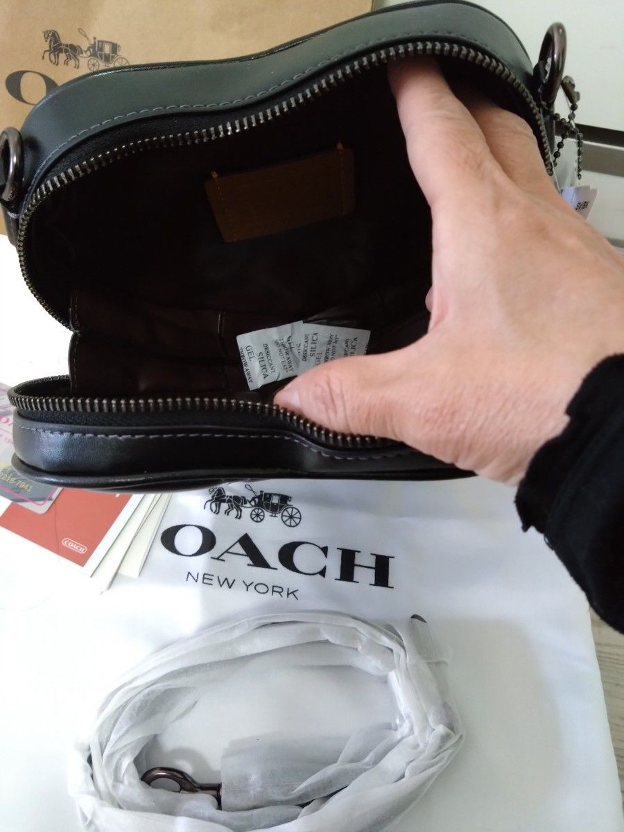 最新作新品コーチ ハート クロスボディ キルティングブラック 折り財布