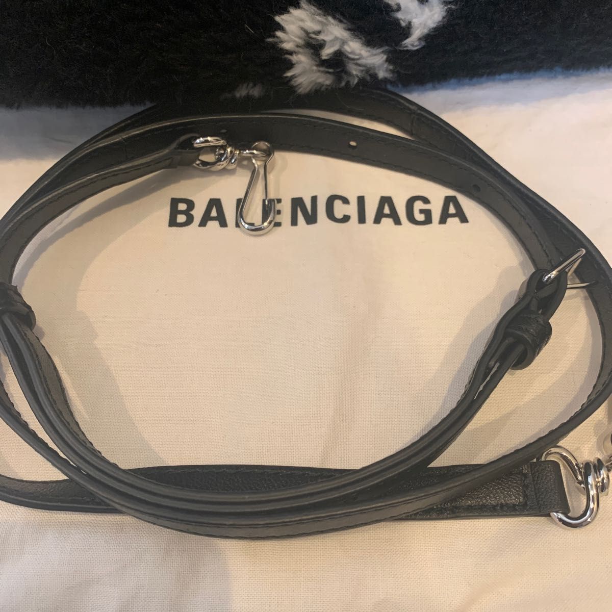 BALENCIAGAエブリデイロゴ総柄フェイクファー2wayトート|PayPayフリマ