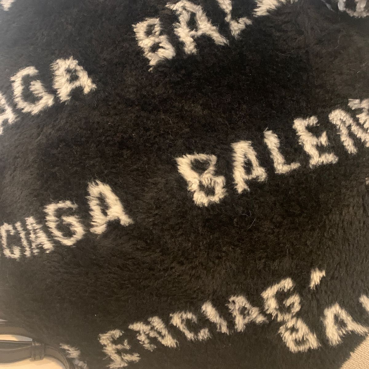 BALENCIAGAエブリデイロゴ総柄フェイクファー2wayトート|PayPayフリマ