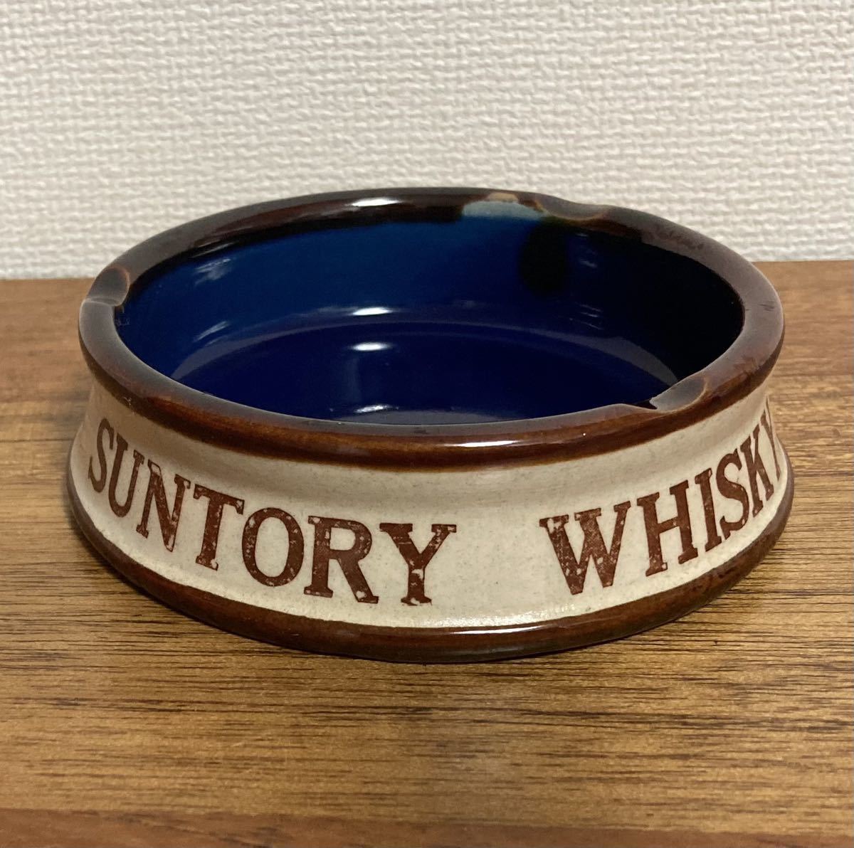 昭和レトロ品　サントリー ウイスキー　ノベルティ　陶器の灰皿　10cm 送料無料_画像1