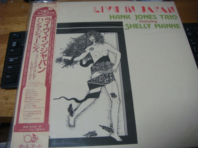 HANK JONES TRIO featuring SHELLY MANNE LIVE IN JAPAN LP 帯付き ハンク ジョーンズ トリオ シェリー マン_画像1