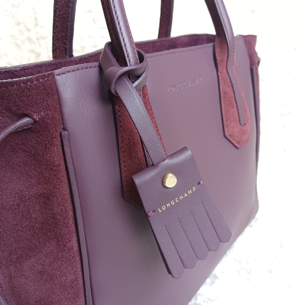 良品! 【LONGCHAMP ロンシャン】ペネロペ 高級 トートバッグ 滑らかスエードレザー ロゴ入りタッセル チャーム付き ボルドー_画像3