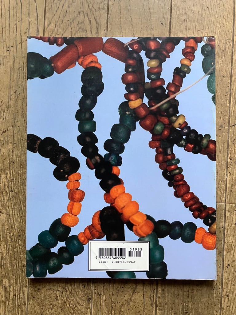 ピーターフランシス著 ビーズオブザワールド Beads of the World: A Collector's Guide With Revised Price Reference_裏表紙バーコード部に折れ有り