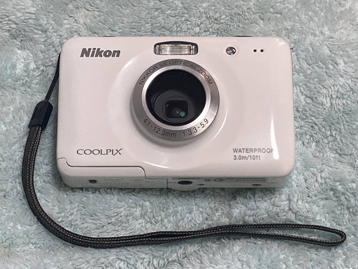 【送料無料】美品即決 COOLPIX Nikon ブラック COOLPIX S30 1605万画素 ホワイト★3m防水/80cm耐衝撃/防塵性能 防水
