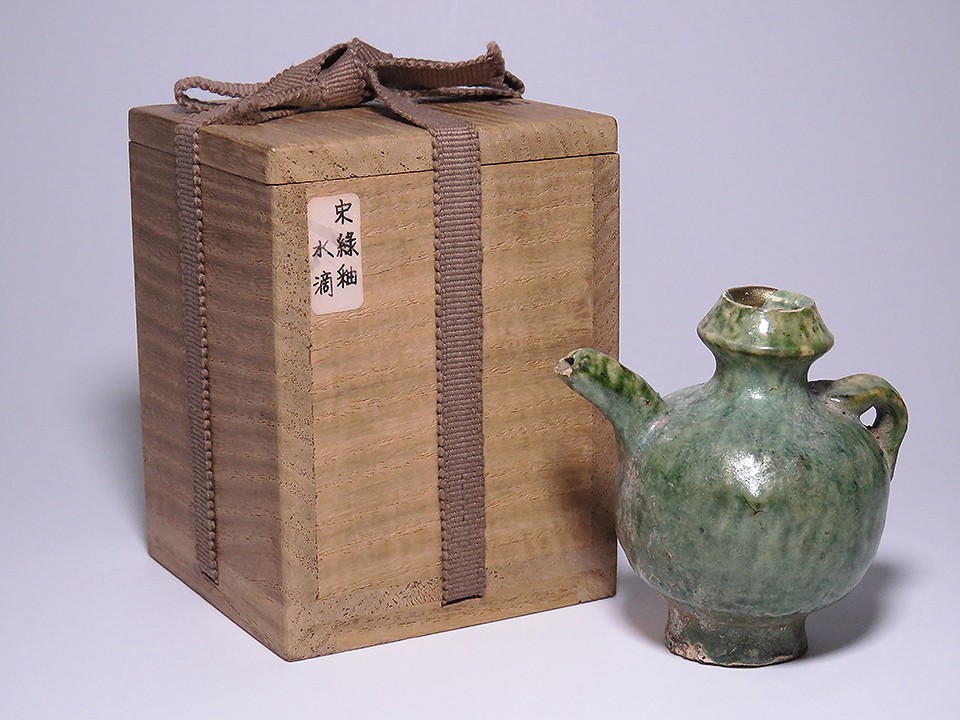 中国陶器.伝統工芸品陶器.緑釉.水滴.水差し.発掘品に近い感じの肌で劣化.金直しあります。D-0077