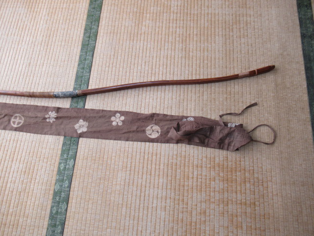 # rare 1950 year about work! Miyazaki prefecture capital castle city bow . first generation .. one . work flower pushed equipped bamboo bow * peace bow * large bow total length approximately 217cm, curve 220cm, weight approximately 590g bow sack attaching 