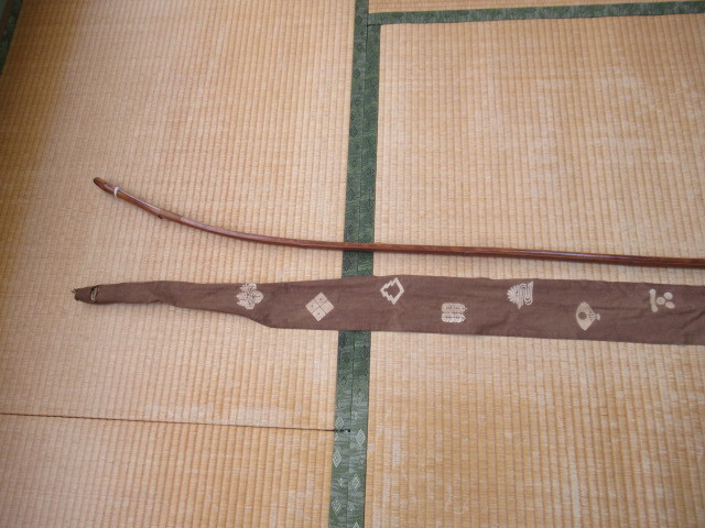 # rare 1950 year about work! Miyazaki prefecture capital castle city bow . first generation .. one . work flower pushed equipped bamboo bow * peace bow * large bow total length approximately 217cm, curve 220cm, weight approximately 590g bow sack attaching 