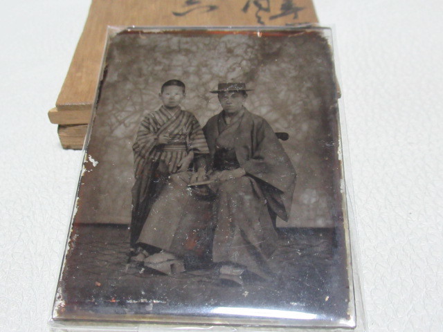 # rare beautiful goods wooden also box attaching 1883 year ( Meiji 16 year )! glass board . board photograph [. wistaria san . middle river san ] Nagoya park inside photograph pavilion length 79mm, width 58mm, thickness 2mm