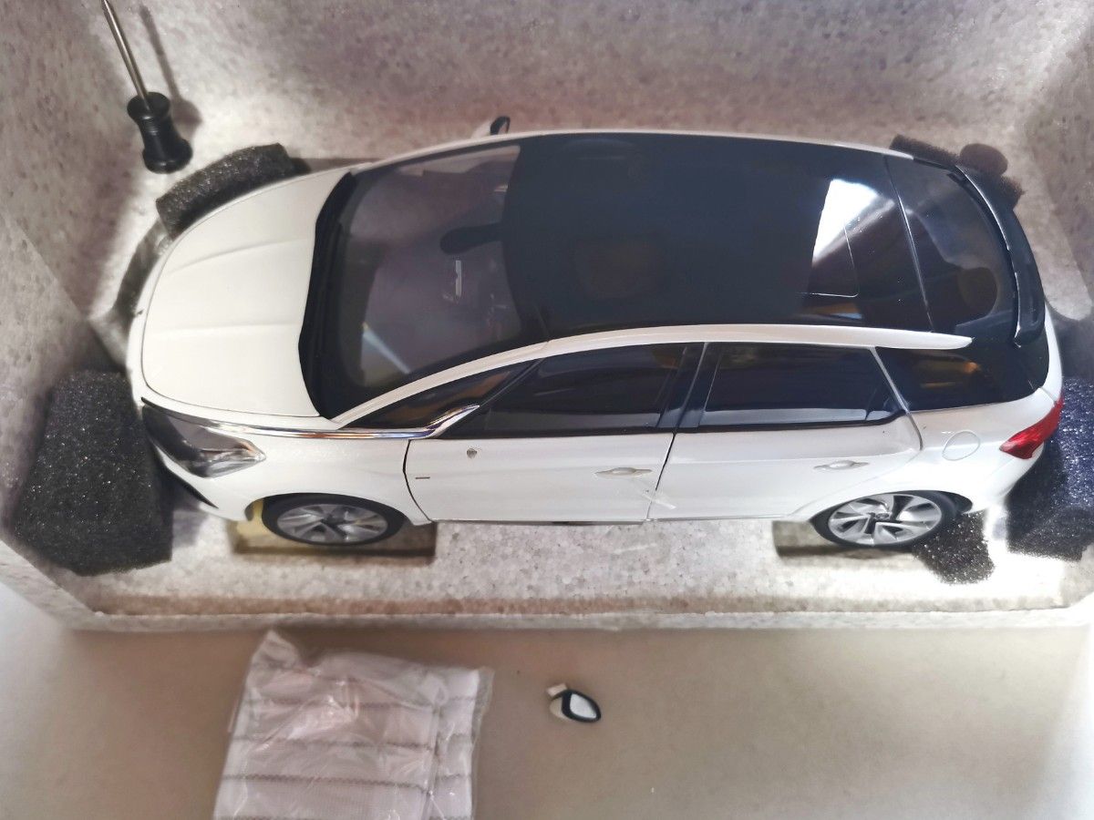 人気ブランドの新作 NOREV DSオートモービル DS5 1/18 モデルカー