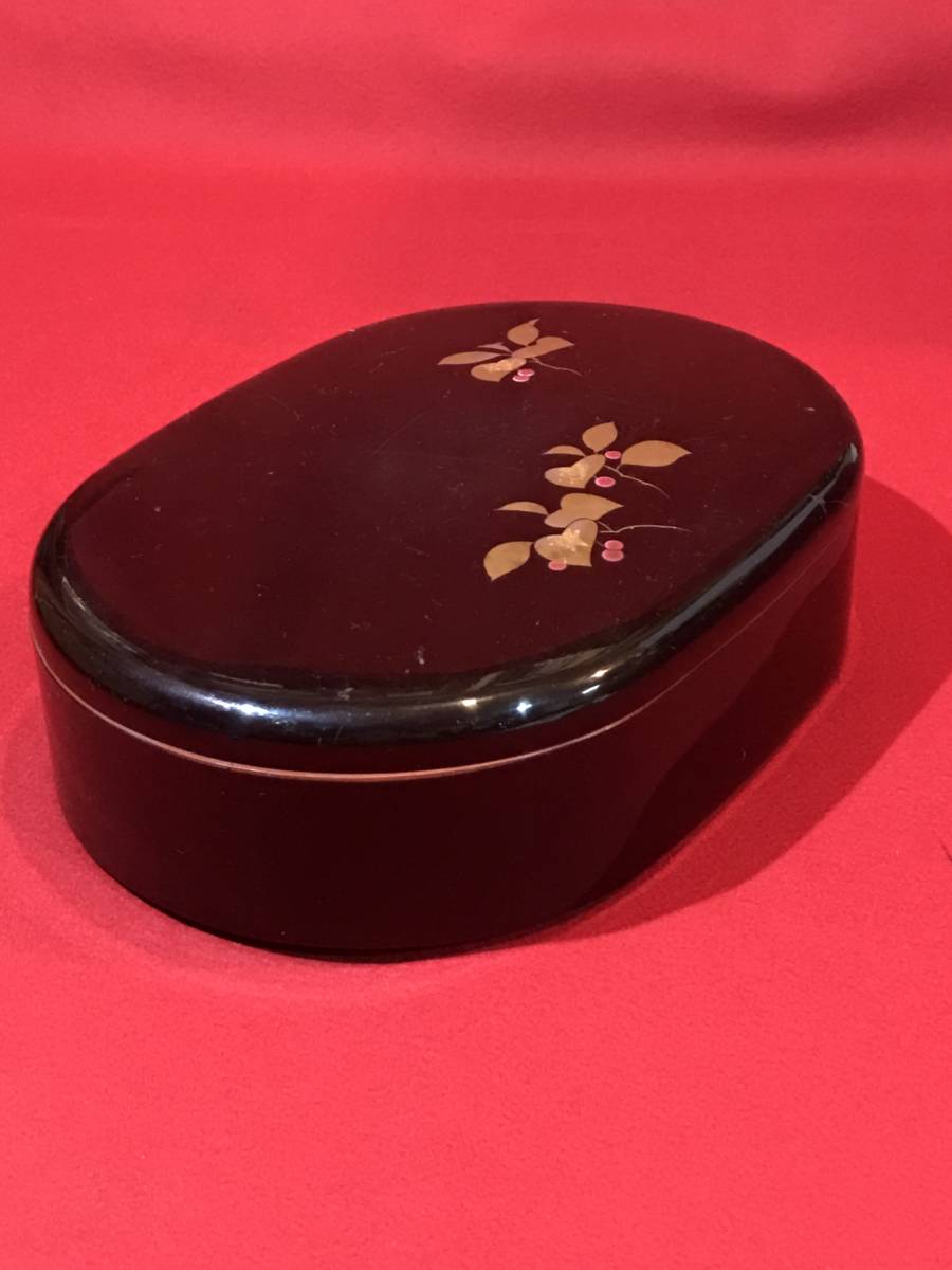 A5345* Showa Retro lacquer ware manner [ box to hold letters inkstone case case ] ellipse the truth thing plant pattern black / gold / red plastic approximately 30×21.5×7.5. scratch dirt cloudiness etc. equipped 