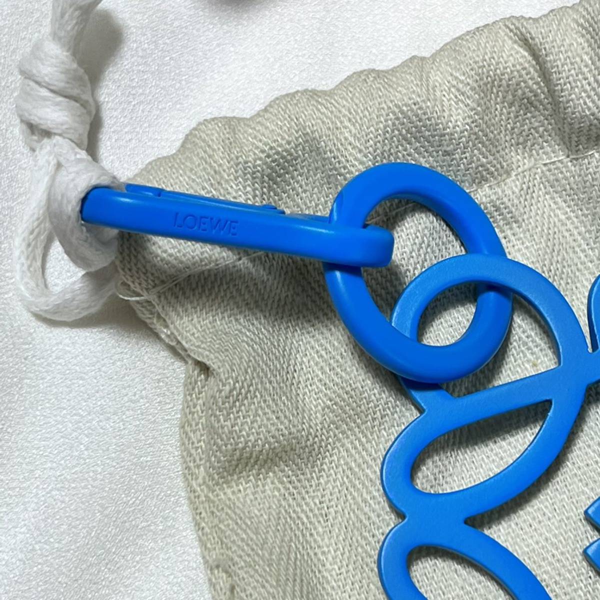 ロエベ 未使用 アナグラム チャーム キーチャーム キーホルダー ブルー