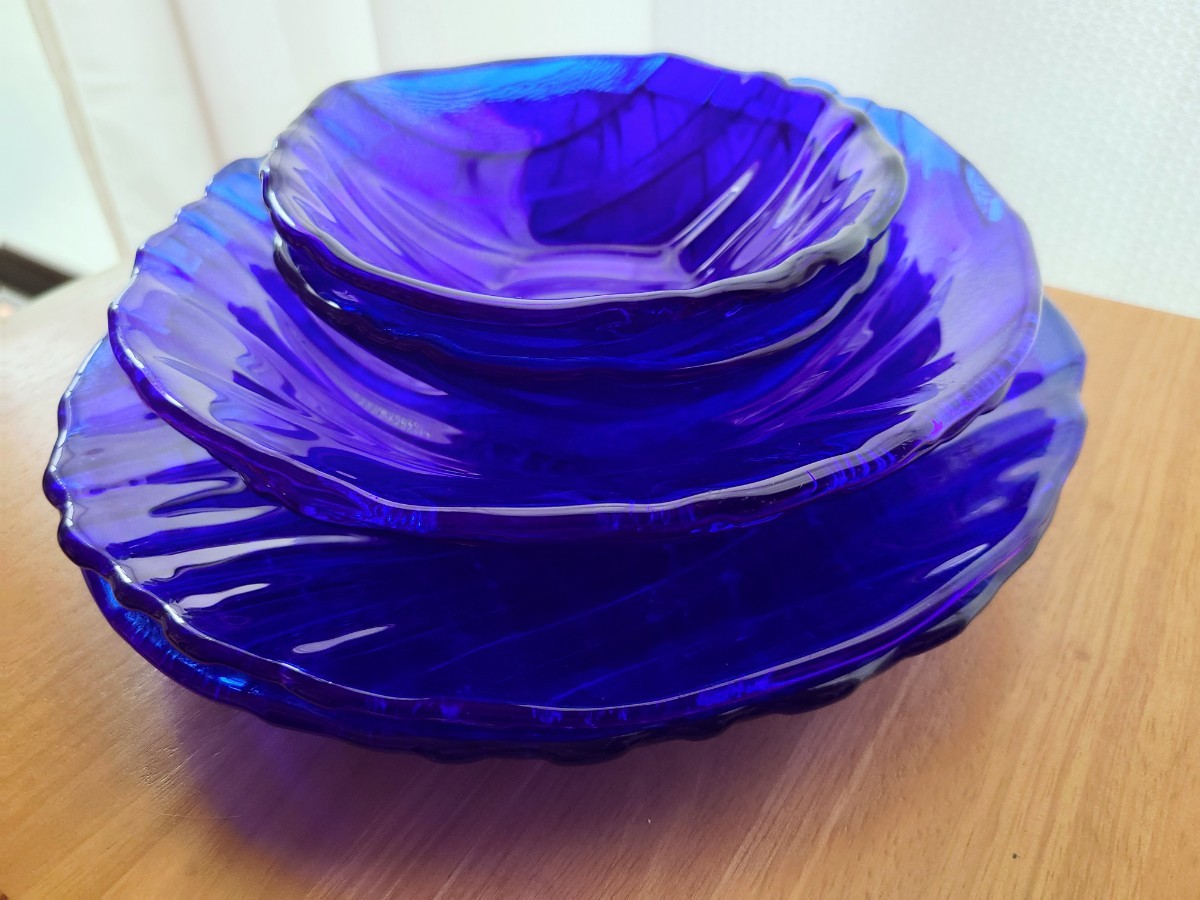 【人気急上昇】 USAで購入 ６枚セット ボウル & 皿 ビンテージガラス コバルトブルー 工芸ガラス