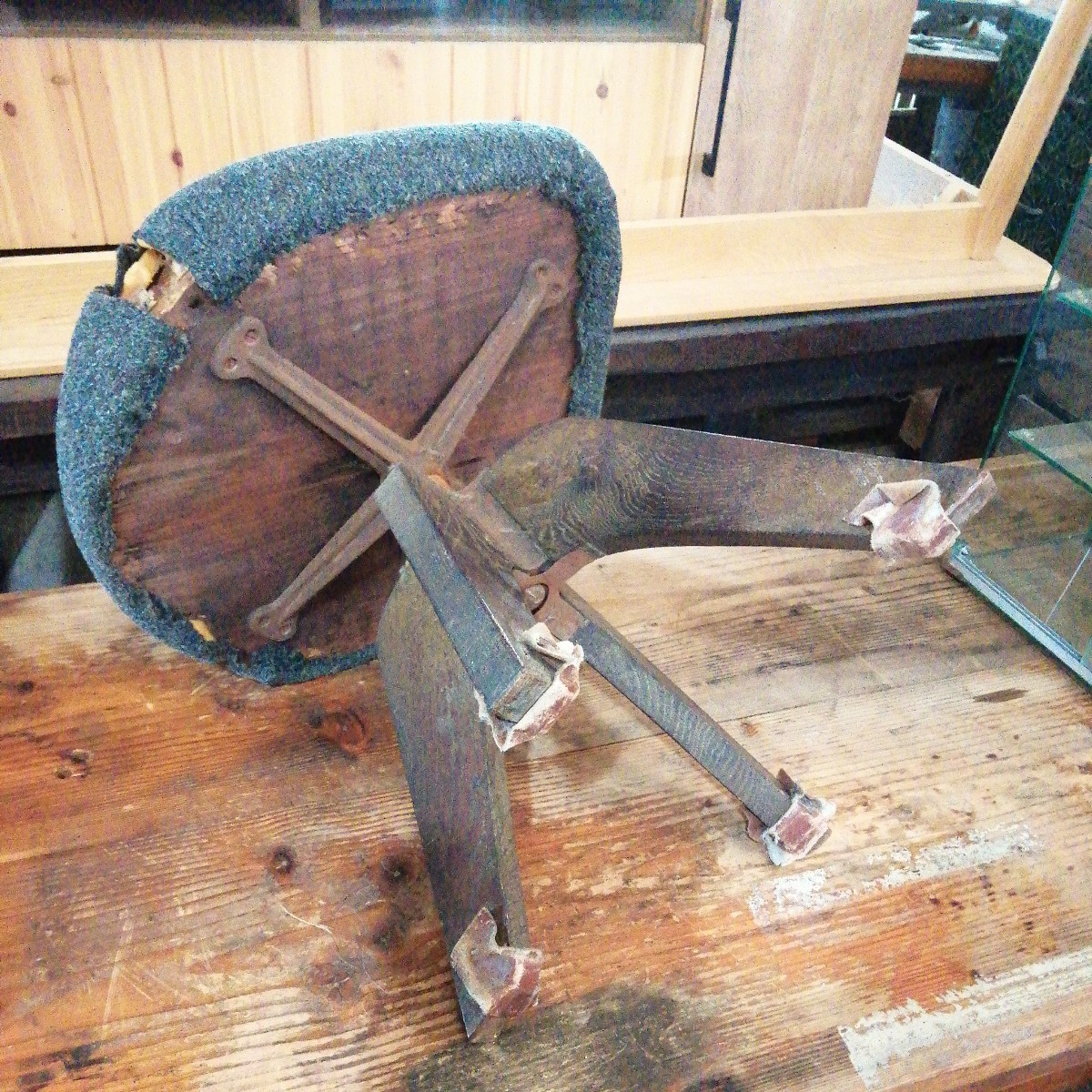 昔の椅子 木製 ヴィンテージ antique マイナスネジ 脚受けは革 イス 骨董 _画像3