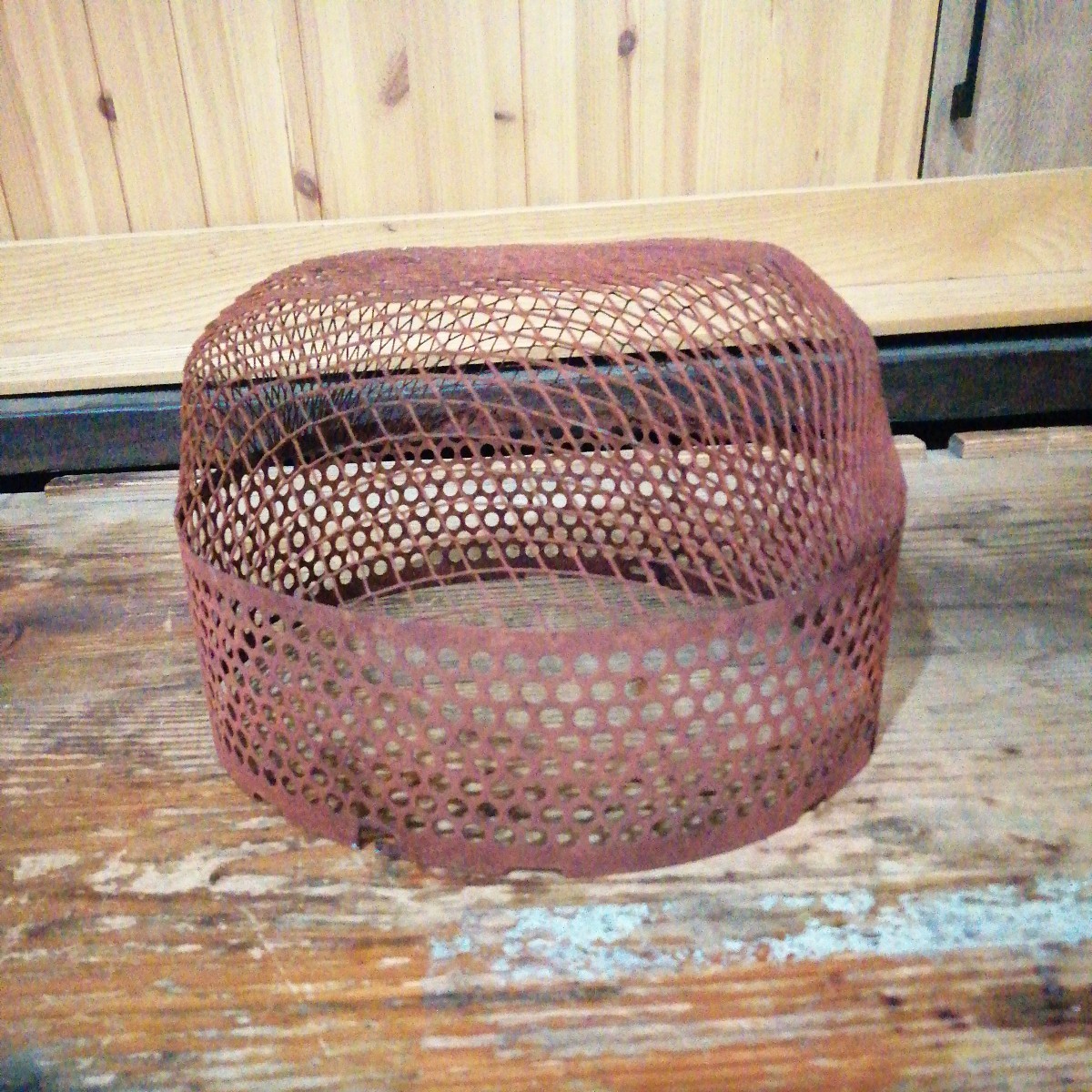 .....kotatsu cover ami basket heater cover old .. Showa Retro antique steel made ( approximately diameter 29cm× height 19cm)