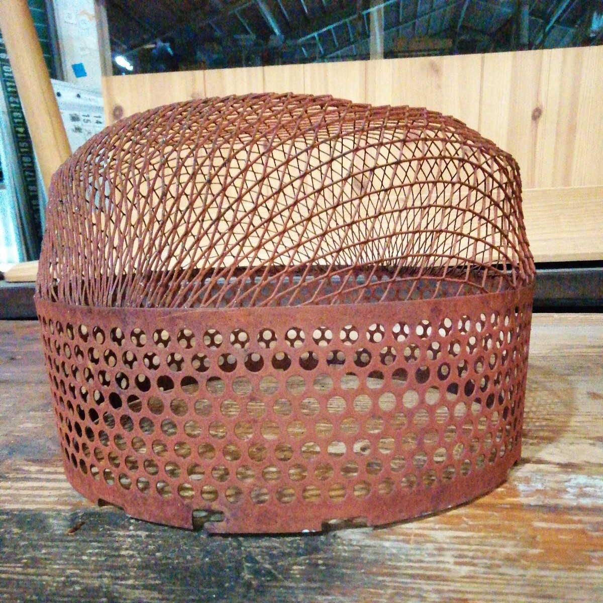 .....kotatsu cover ami basket heater cover old .. Showa Retro antique steel made ( approximately diameter 29cm× height 19cm)