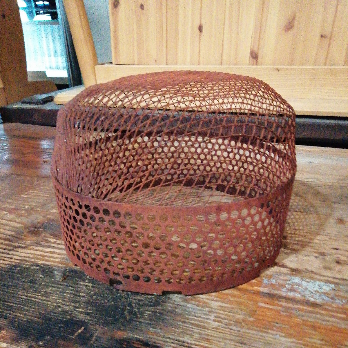 .....kotatsu cover ami basket heater cover old .. Showa Retro antique steel made ( approximately diameter 29cm× height 19cm)