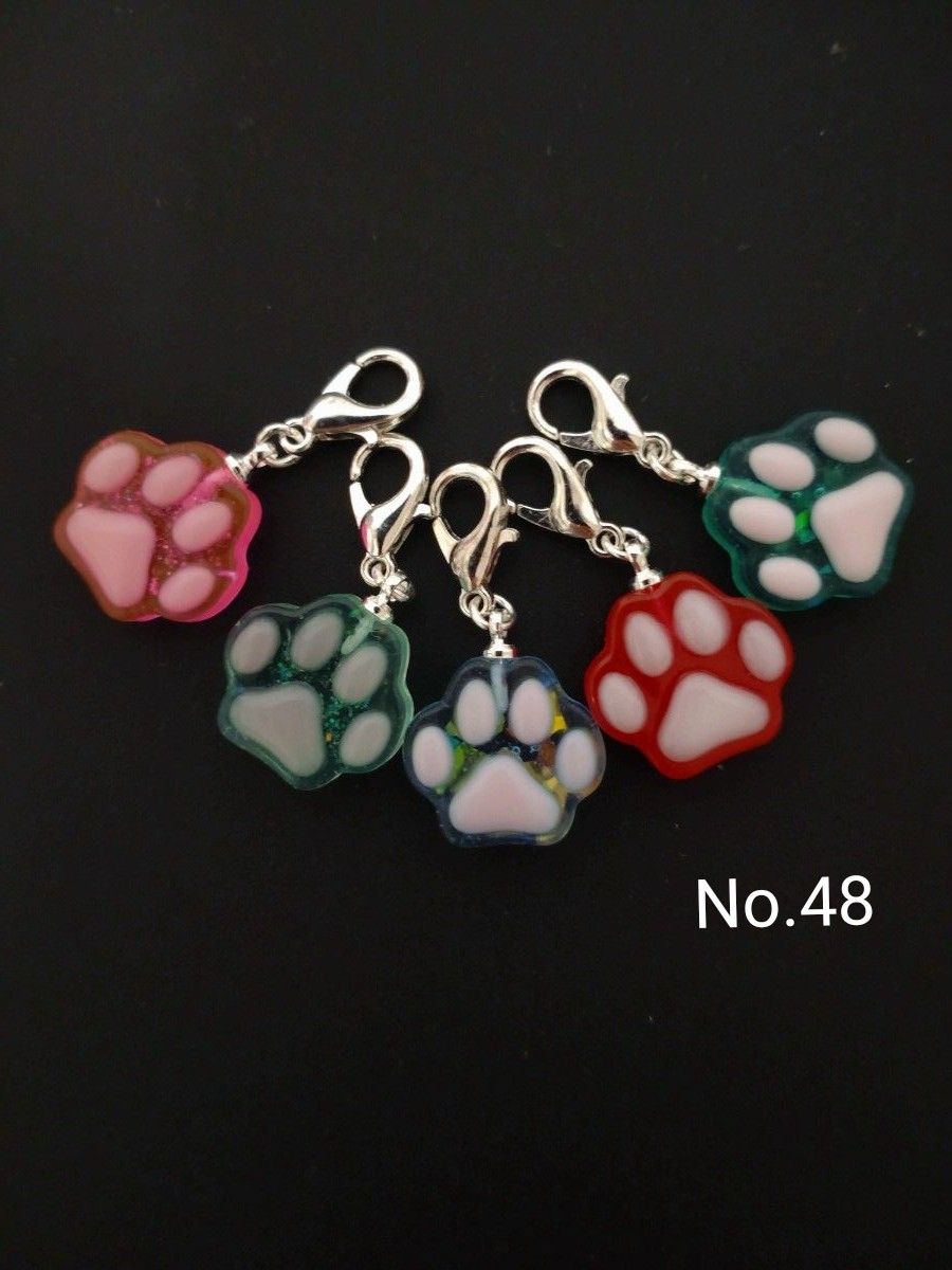 ハンドメイド レジン ネコ肉球 チャーム (No 48)|PayPayフリマ ネコの肉球チャーム!