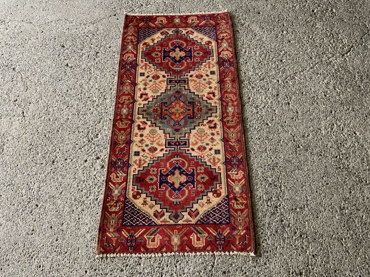☆手織りの味わい☆140×67cm トルコ産 絨毯 ラグ アンティーク家具