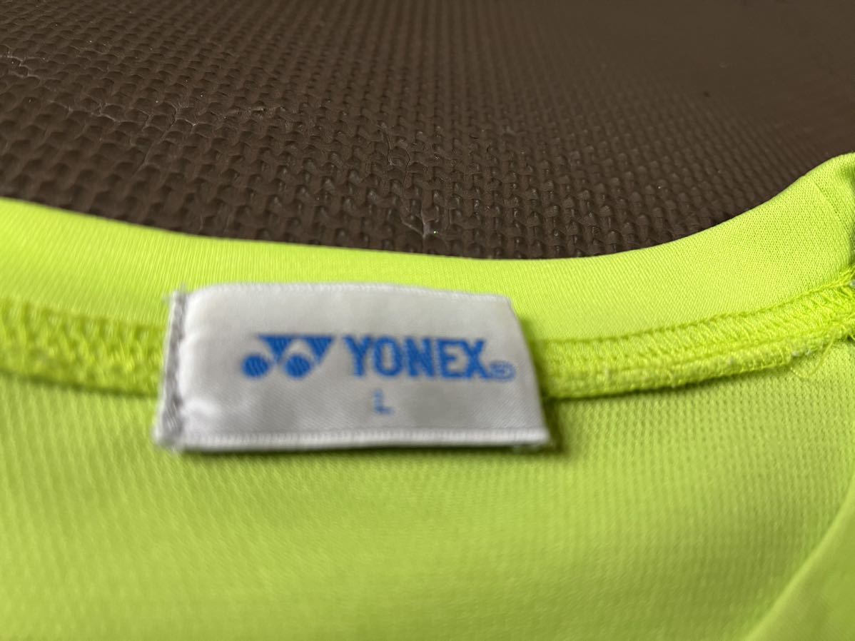 美品YONEX蛍光色、ロゴ濃い水色、バックロゴピンク半袖ストレッチトップス　サイズL_画像3