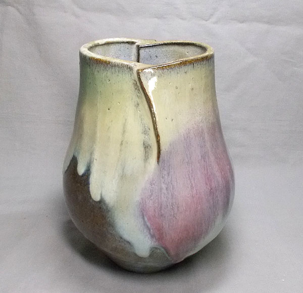 [ жарение предмет ваза керамика автор ] керамика цветок сырой . цветок inserting ваза для цветов цветок основа интерьер украшение произведение искусства 