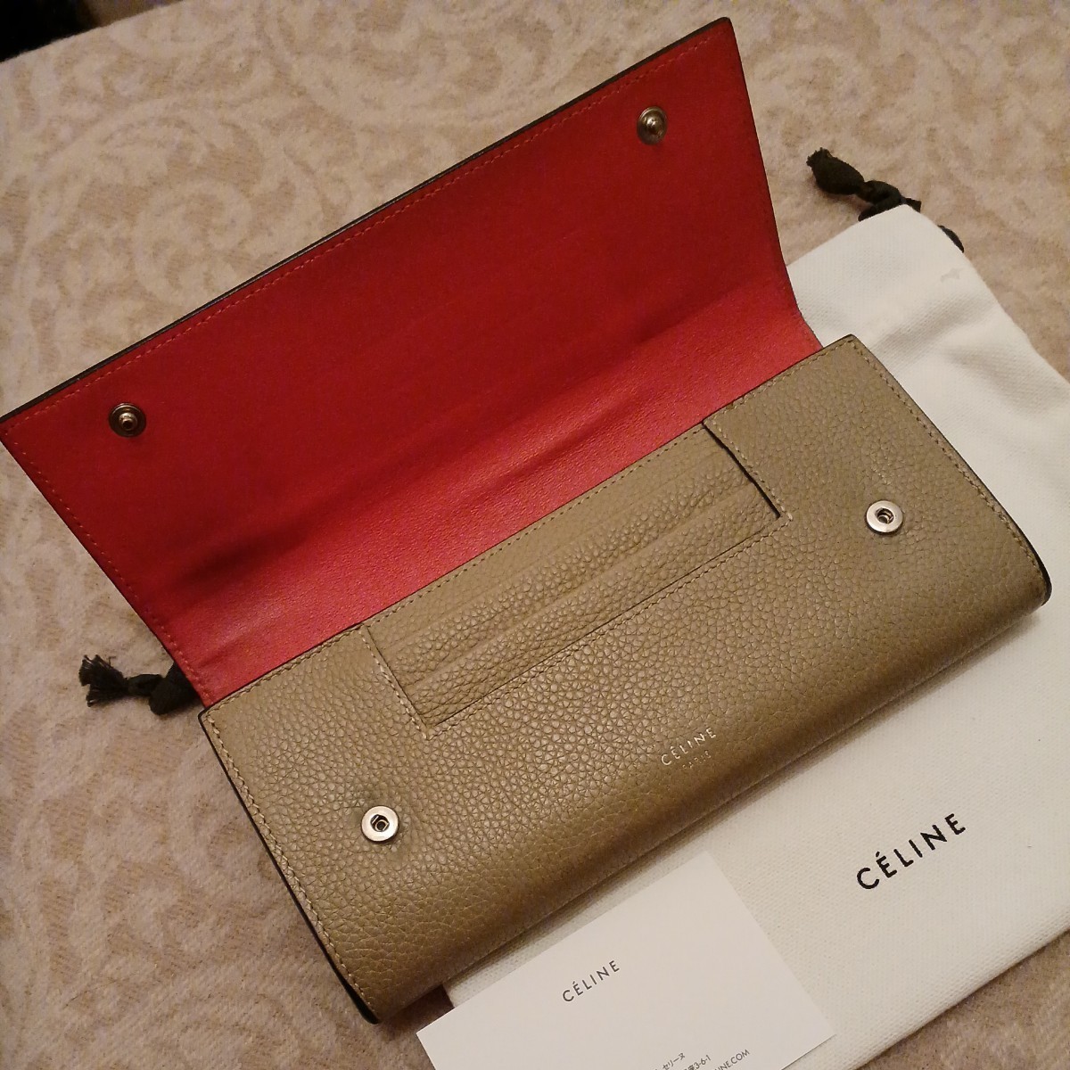 スリ CELINE ジップドウォレット 美品 ラージ 定価8.6万円 セリーヌCELINEラージフラップ マルチファンクション 二つ折り財布ベージュ×ブラック黒×赤 高級Italy製 箱&カード付き