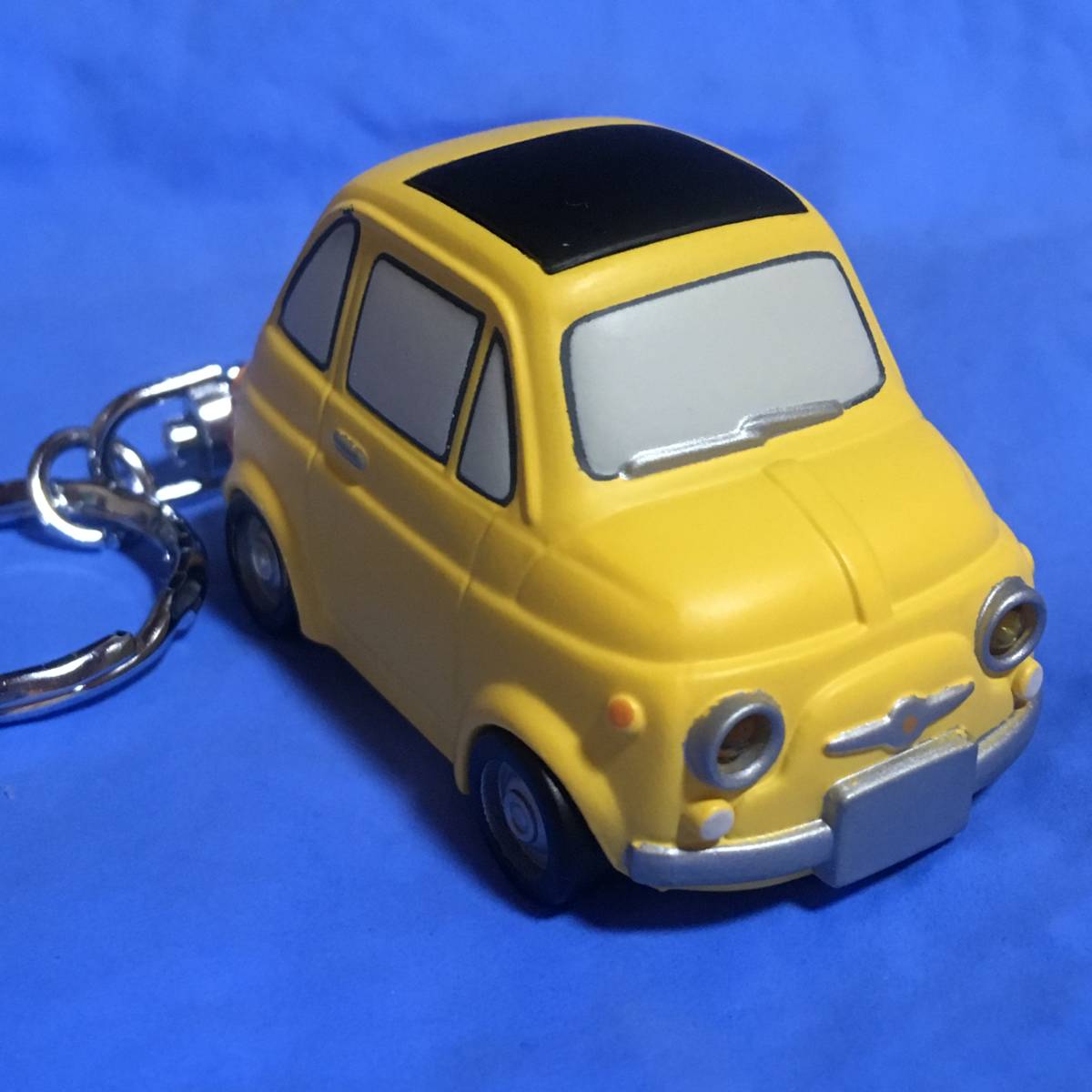 ヘッドライト 光る キーホルダー フィアット５００ イエロー FIAT500 ミニカー フィギュア マスコット アクセサリー_画像3