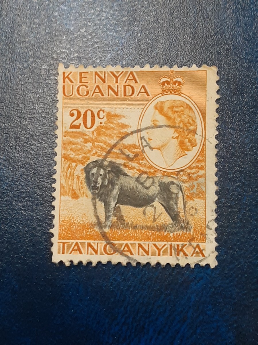 アンティーク切手　ケニア、ウガンダ　1954年頃　エリザベス女王とライオン　　　モチーフ　使用済　KULI0331_画像1