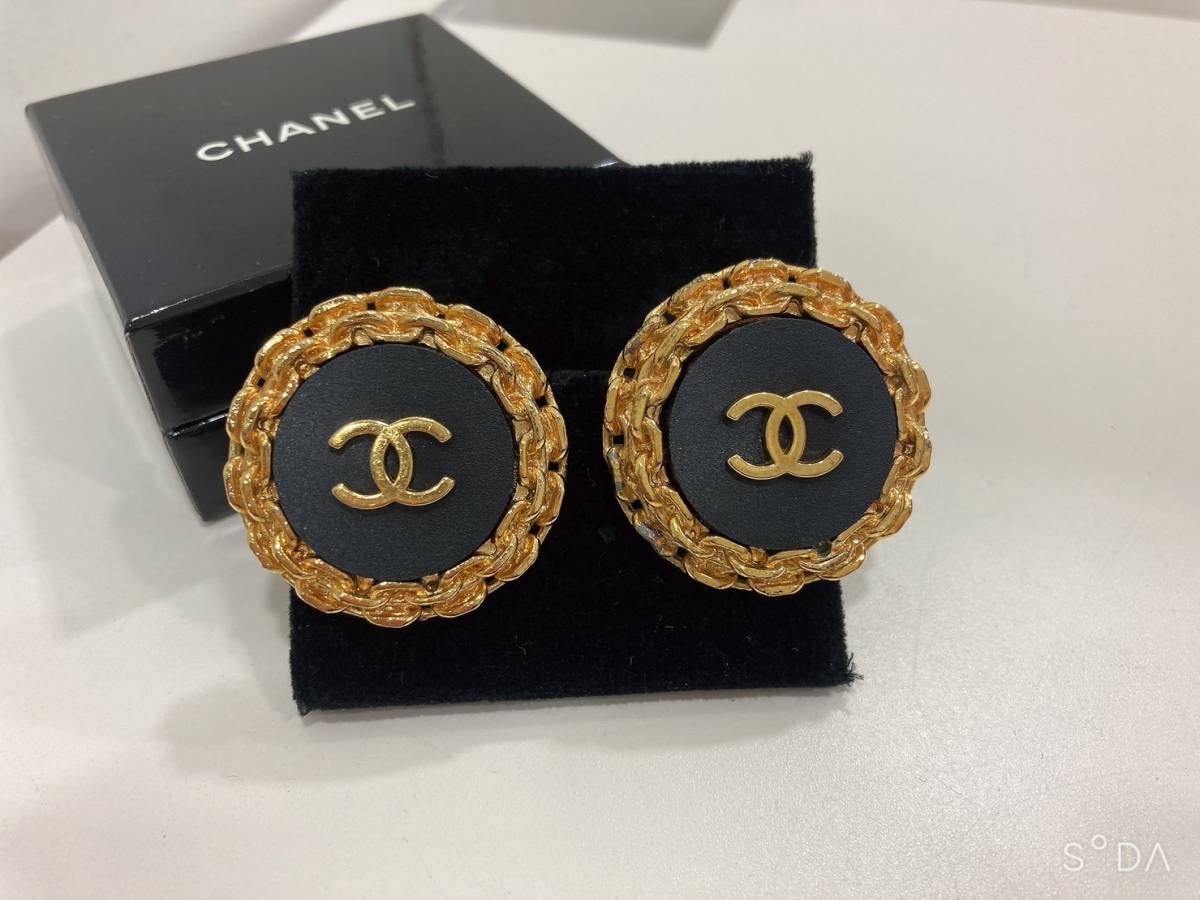 ◆【美品】CHANEL シャネル ココマーク クリップ式 イヤリング 耳飾り アクセサリー レディース ゴールド系×ブラック系_画像3