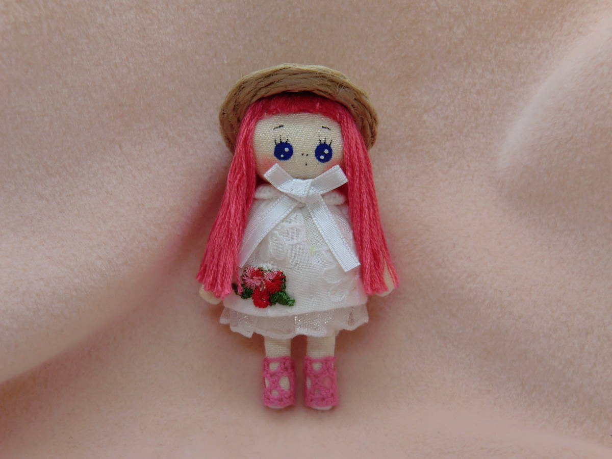 小さな布製の人形　　ミニチュアドール　　布製　　ハンドメイド　ブライス　リカちゃんの人形　pink　麦わら帽子_画像1