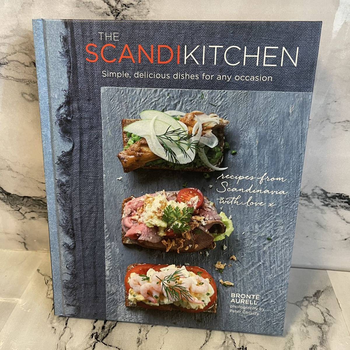 Bronte Aurell The Scandi Kitchen: Simple, delicious dishes for any occasion 料理本 レシピ本 洋書 HA_2303 _画像1