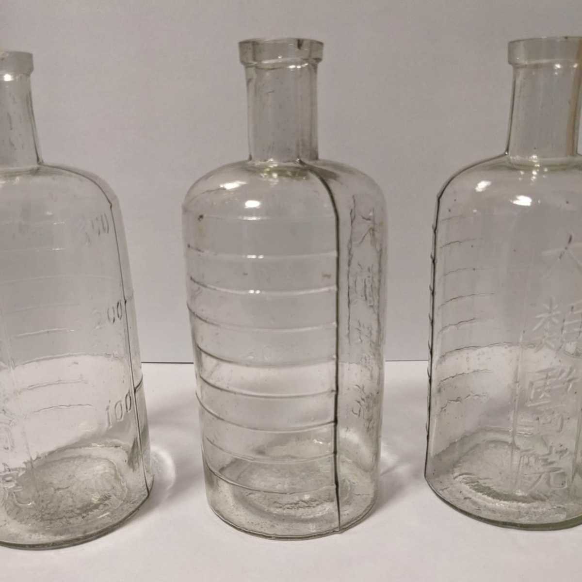 sf1/アンティーク 明治時代 薬瓶 古民家 ウランガラス 気泡 エンボス 3個セットの画像5