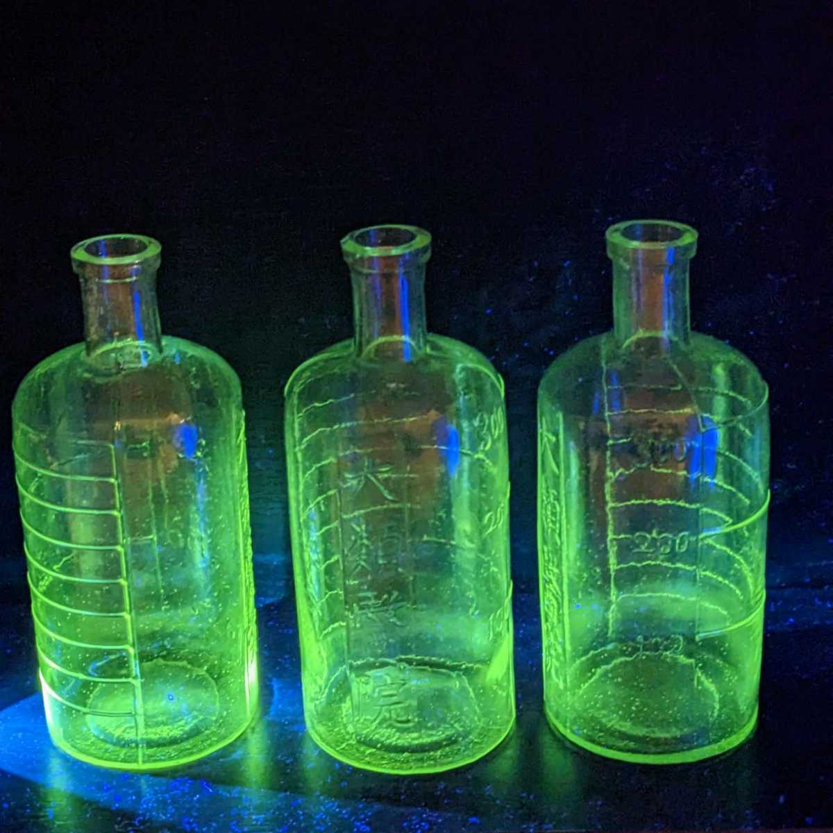 sf1/アンティーク 明治時代 薬瓶 古民家 ウランガラス 気泡 エンボス 3個セットの画像1